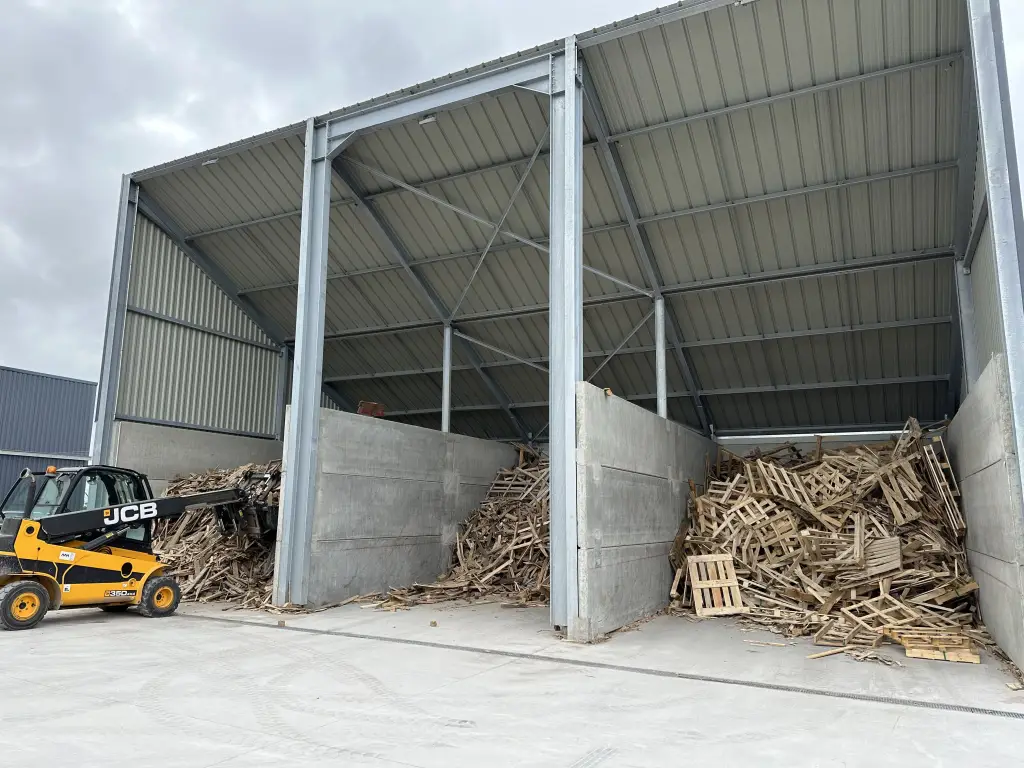 stockages des palettes de bois avant recyclage.jpeg